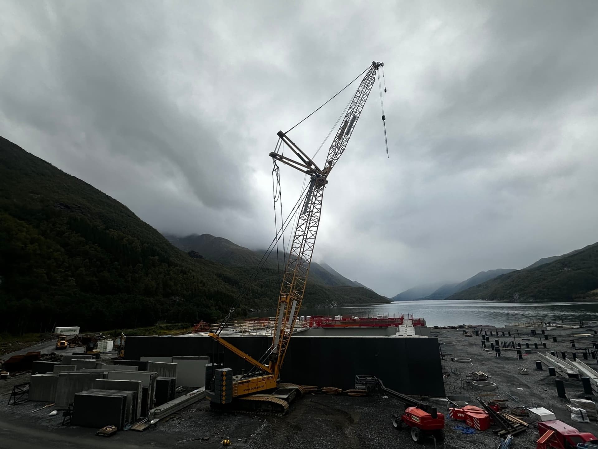 Beltekranen Liebherr LR 1200 ved en fjord i Nordland med betongelementer