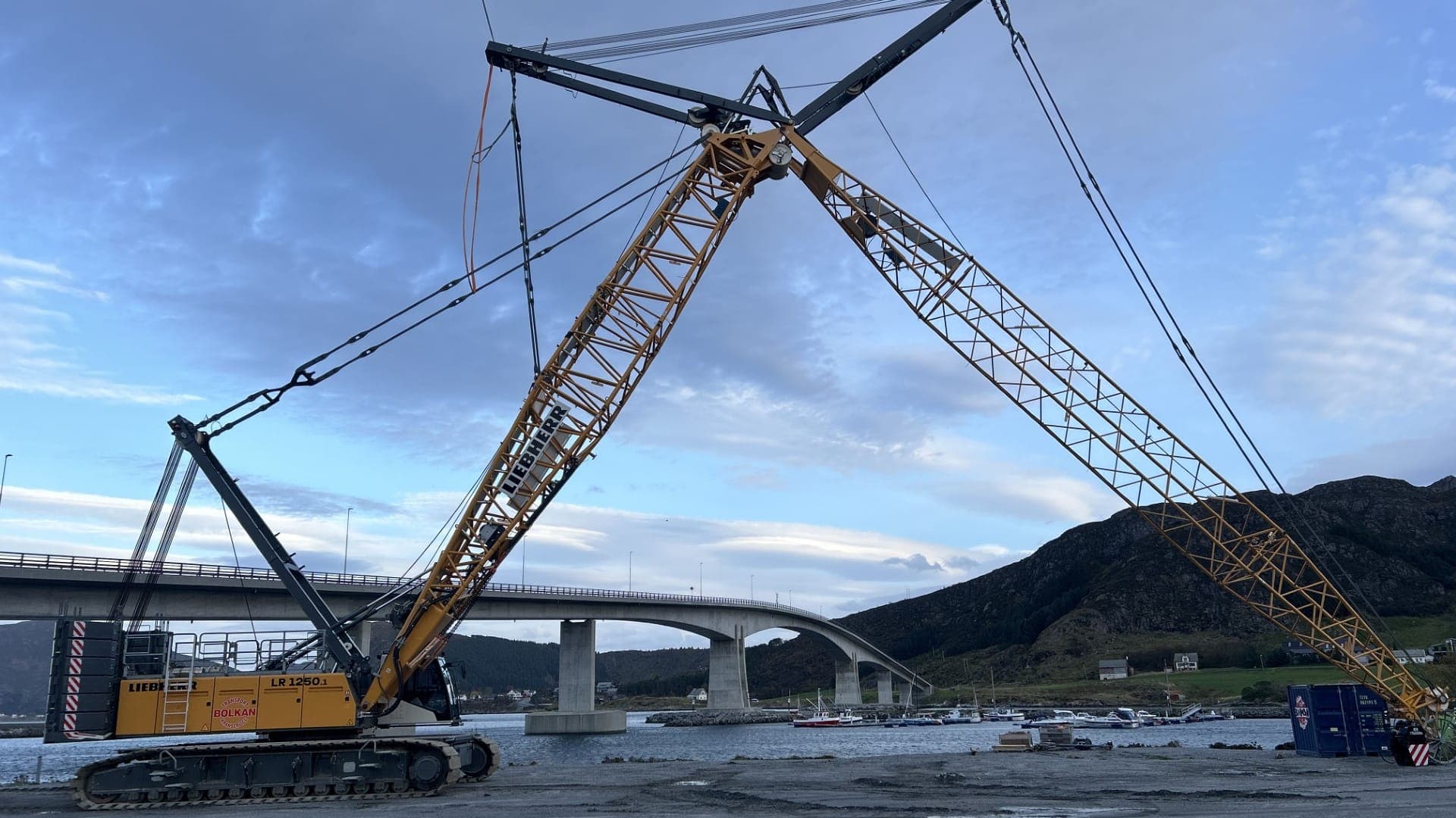 Beltekranen Liebherr LR 1250 med luffingjibb rigget opp ved en bru på Møre-kysten