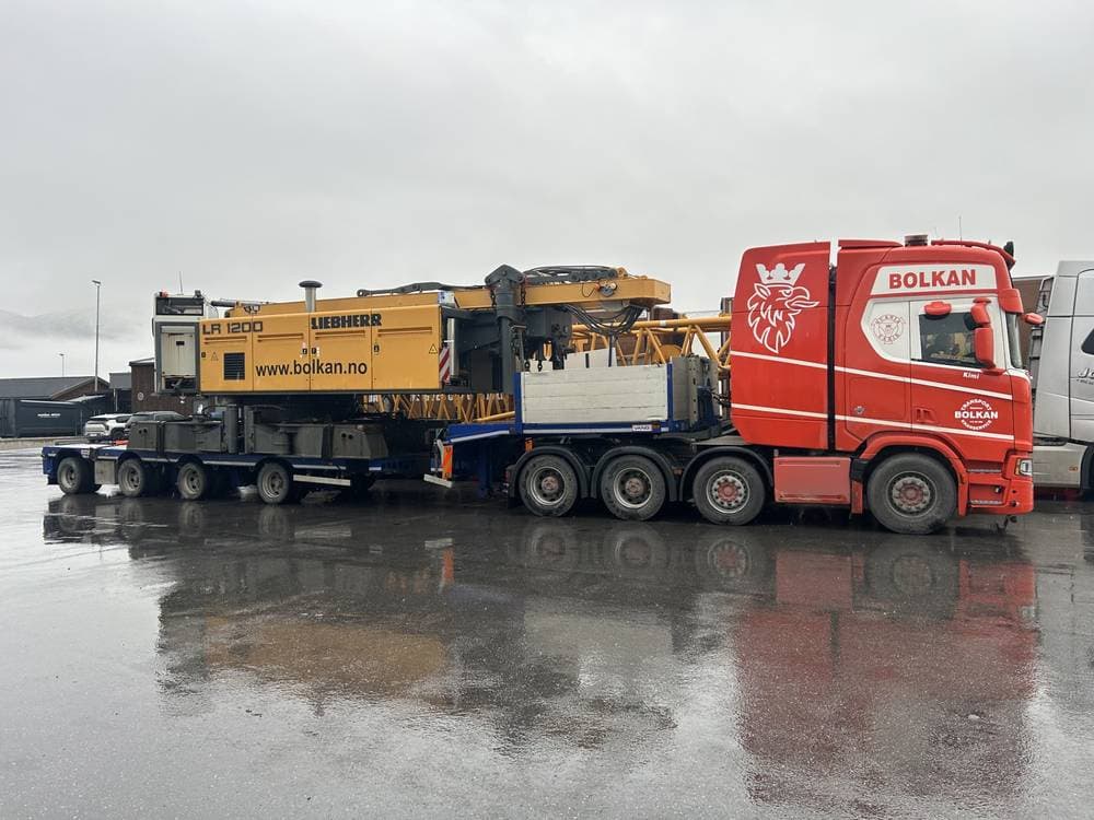 Bolkan Scania frakter overdelen av beltekranen Liebherr LR 1200 på en lavhenger
