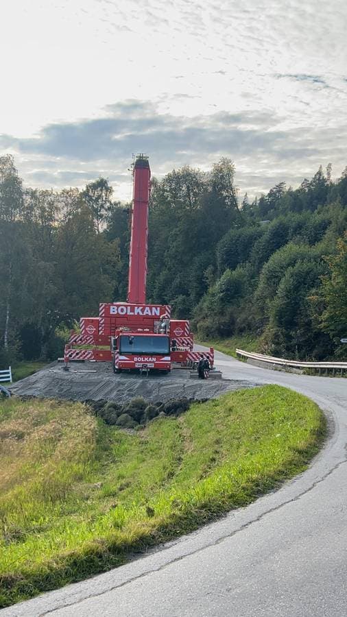 Mobilkran rigget langs en vei