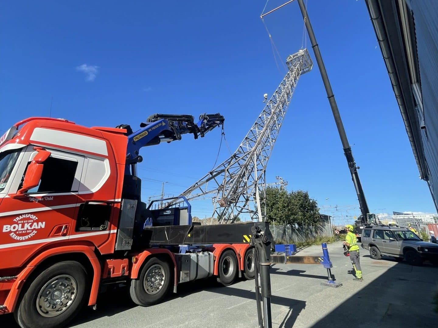 Kransemi med Palfinger-kran og mobilkran tar ned en gittermast