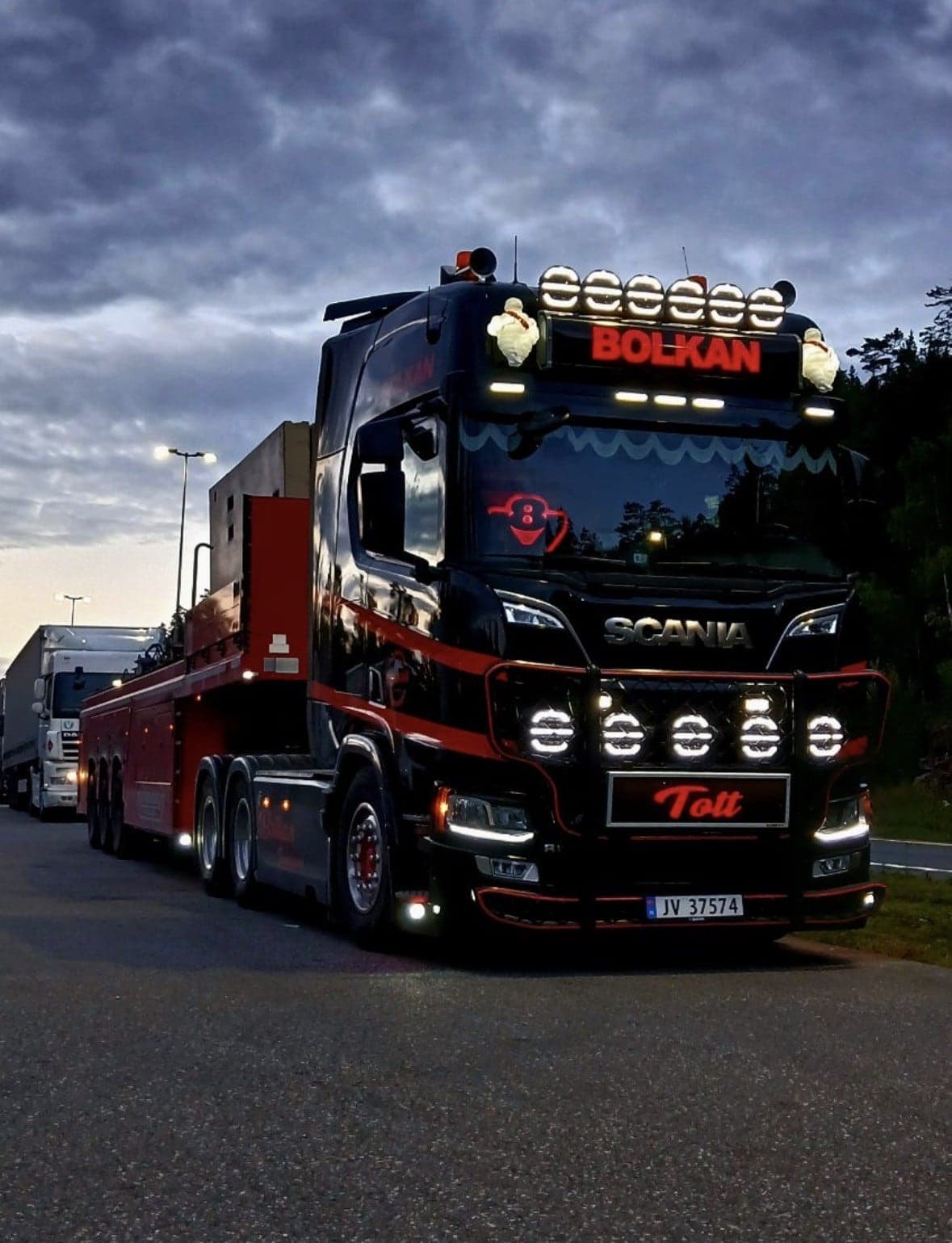 Bolkan Scania med lysene på en kveld