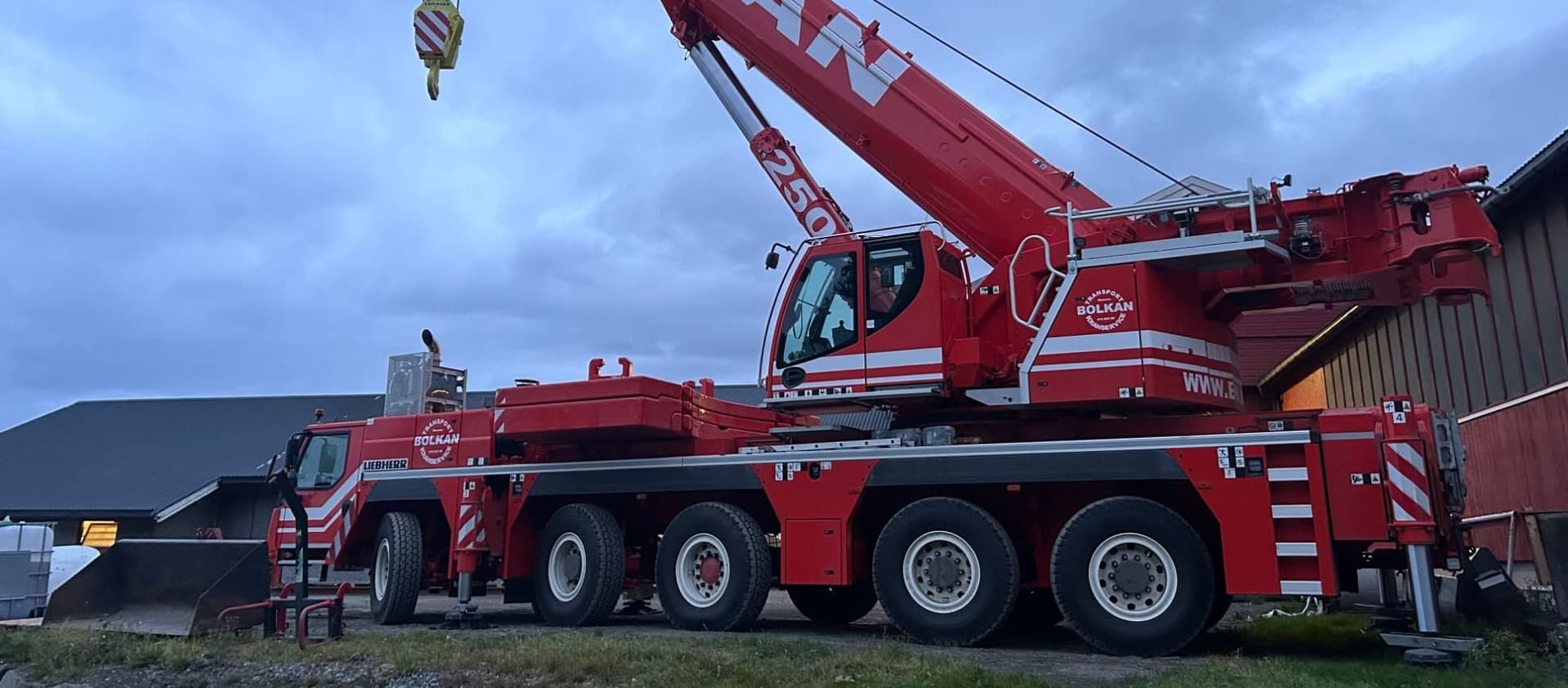 Bolkans 250-tonns Liebherr mobilkran på et gårdstun
