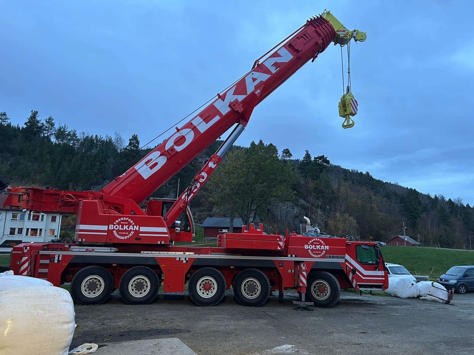 Bolkan mobilkran med bommen oppe på et gårdstun i Møre og Romsdal