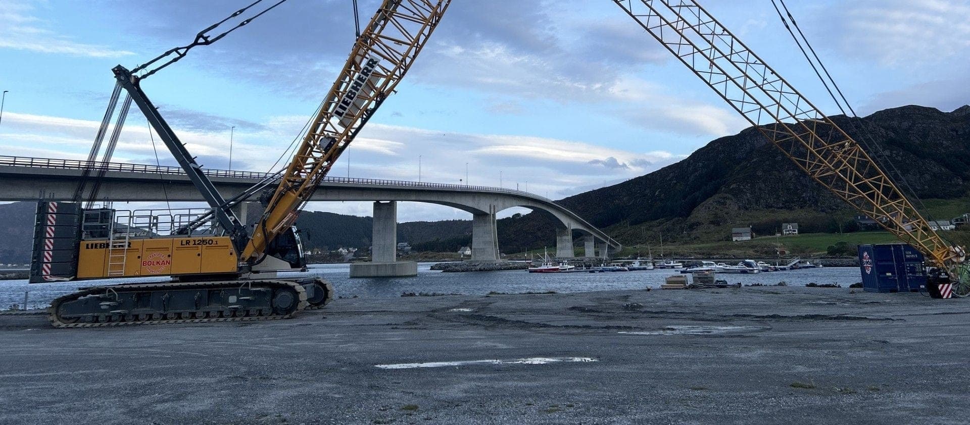Beltekranen Liebherr LR 1250 ved brua på Møre-kysten