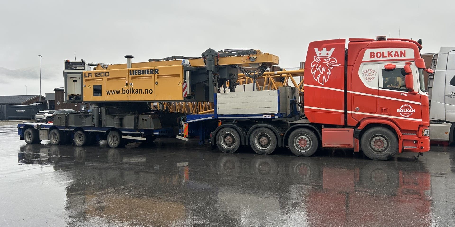 Bolkan Scania frakter overdelen av beltekranen Liebherr LR 1200 på en lavhenger