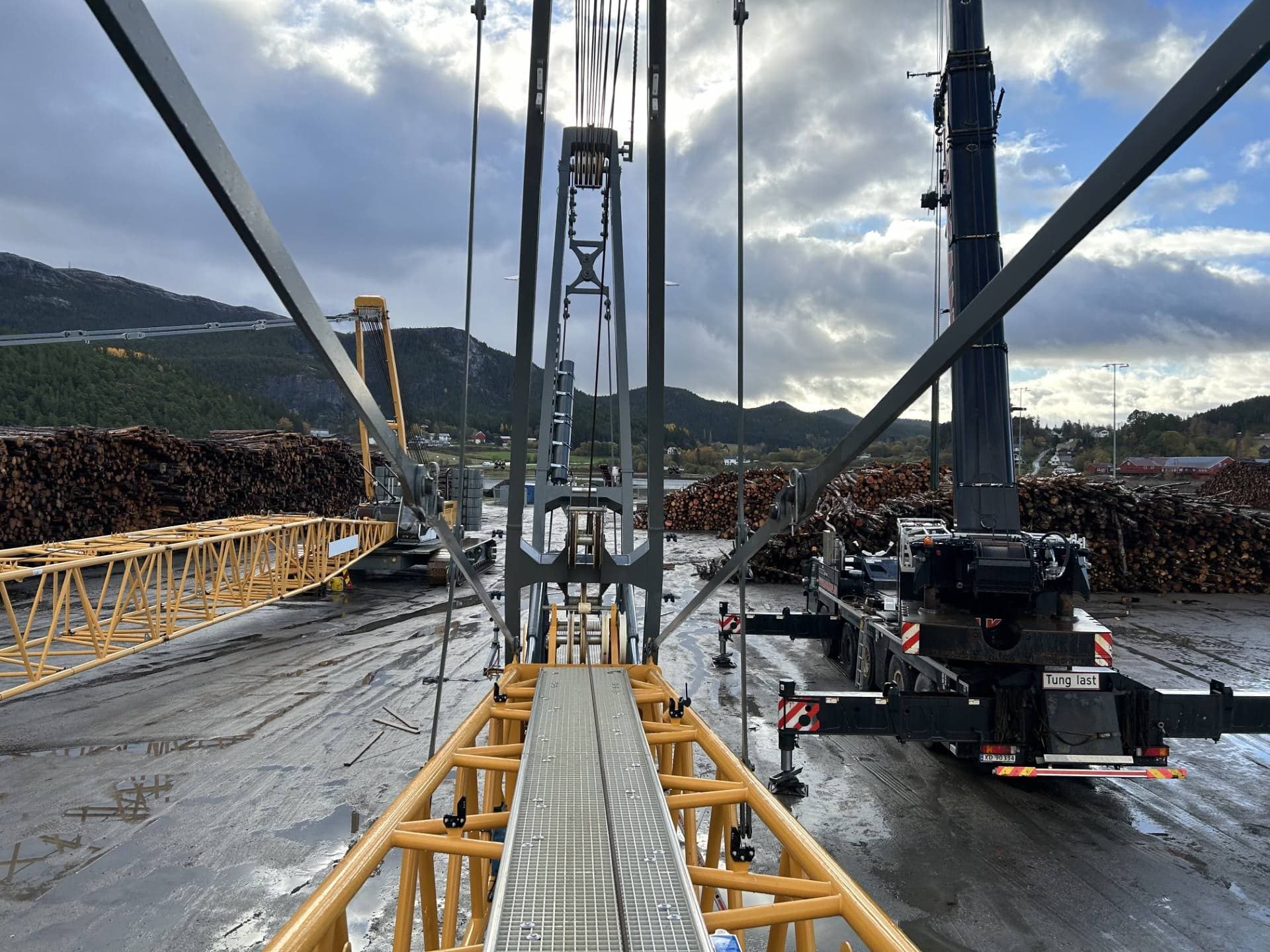 Rigging av beltekran med mobilkran, sett fra bommen