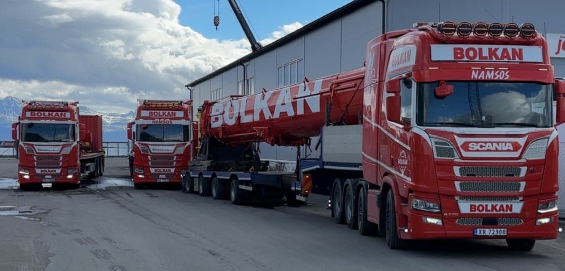 Tre Bolkan Scania-vogntog, det fremste en R770 som frakter en kranbom