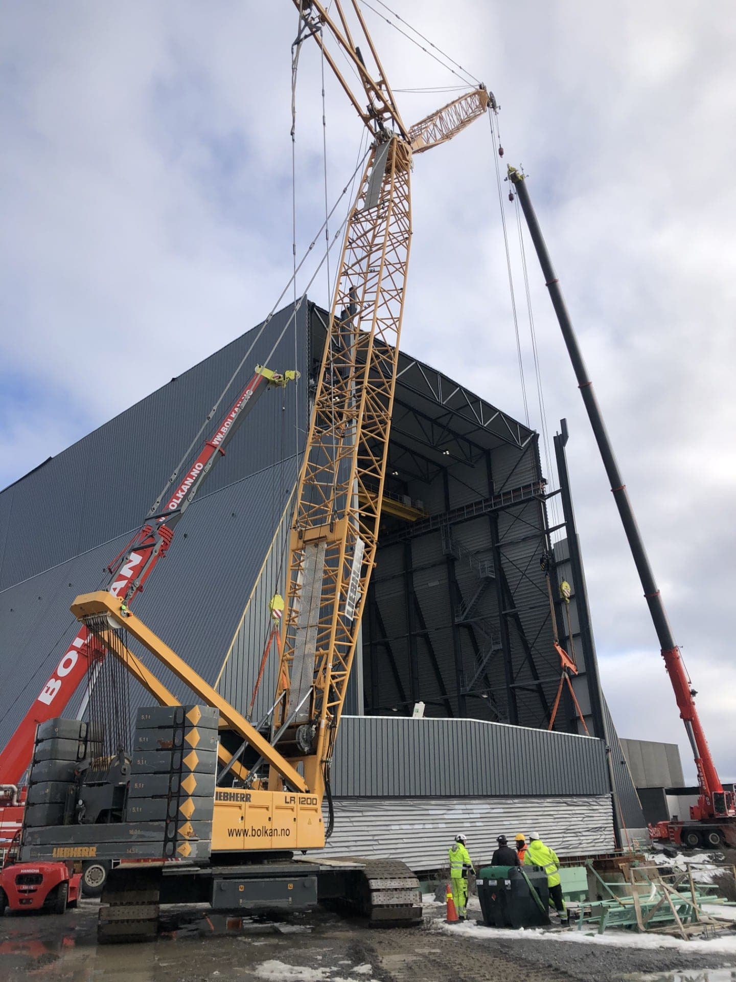 Beltekranen Liebherr LR 1200 og mobilkraner monterer en stor stålhall over tørrdokka på Ottersøy
