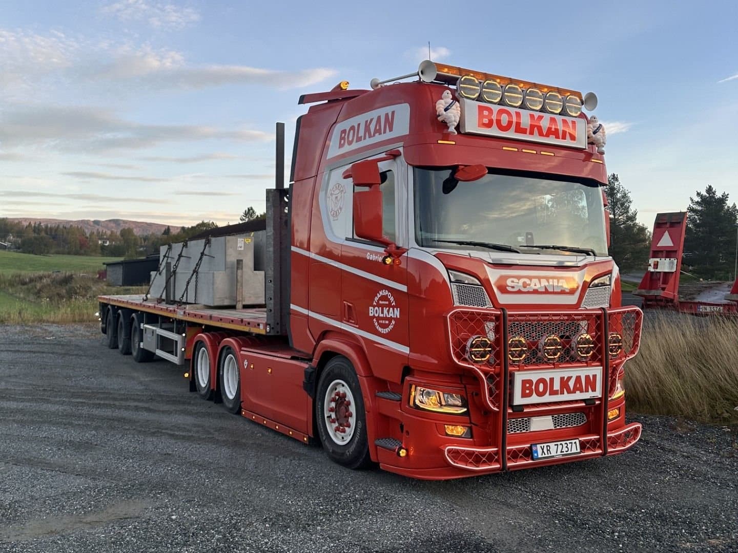 Bolkan Scania med betongelementer sikret med kjetting på semitraileren