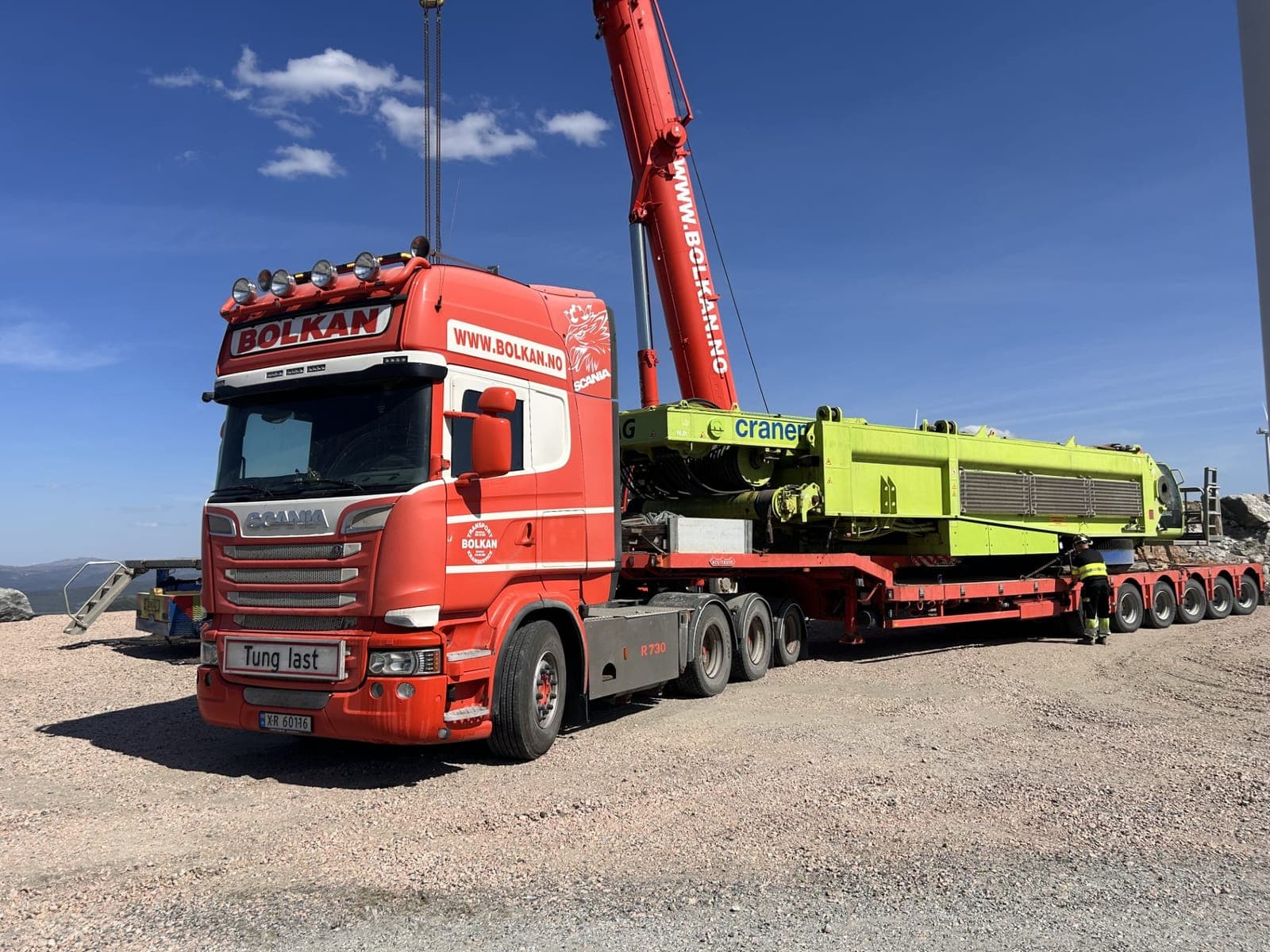 Bolkan Scania med skiltet Tung last og en stor maskin på lavhenger med mange aksler